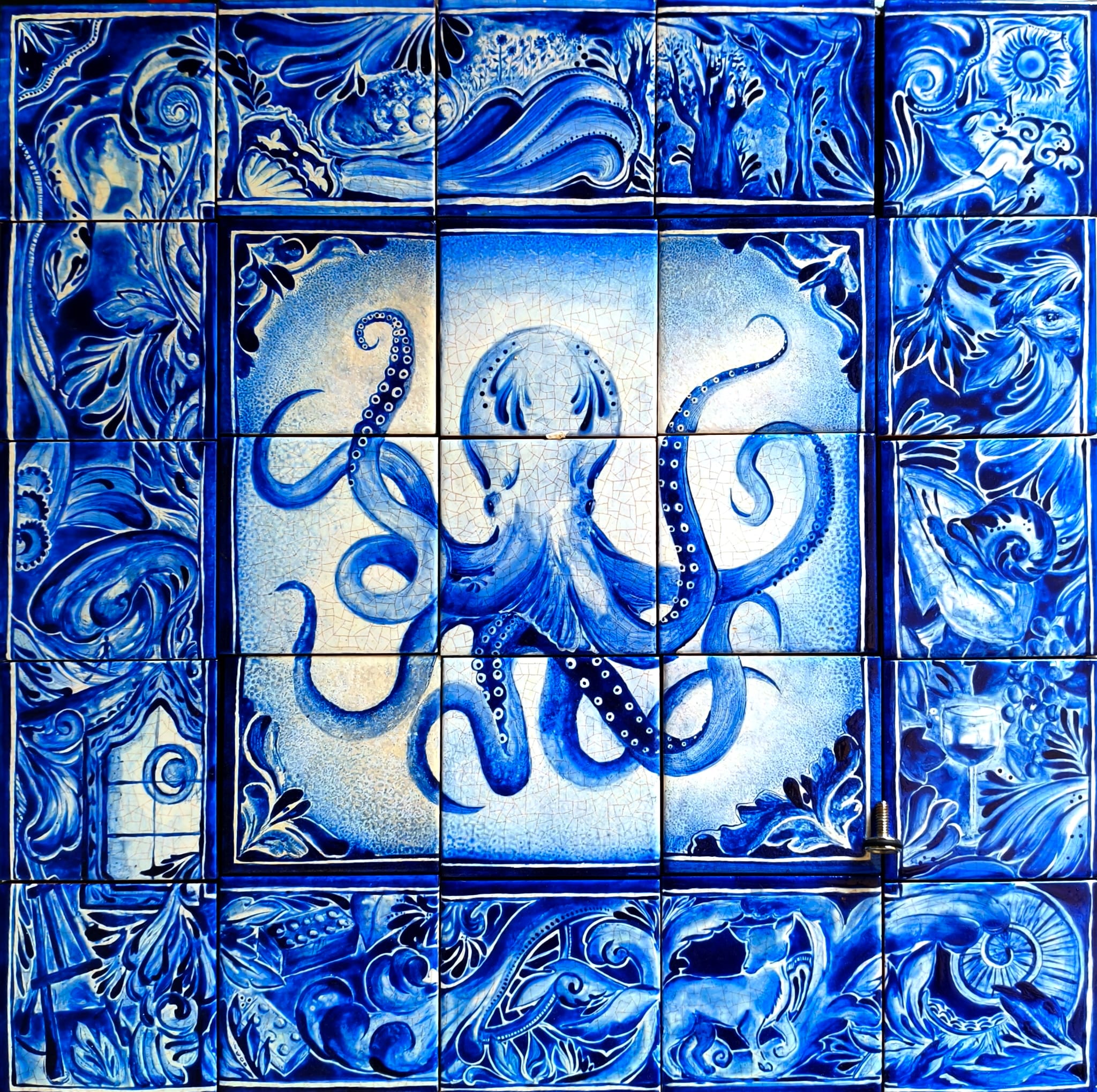 ręcznie malowane płytki ceramiczne niebieskie wzory ośmiornica dekor ścienny azulejos